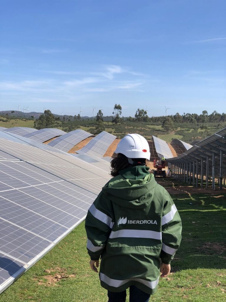 Iberdrola-pone-en-marcha-planta-fotovoltaica-en-Ciudad-Rodrigo-Salamanca.jpg