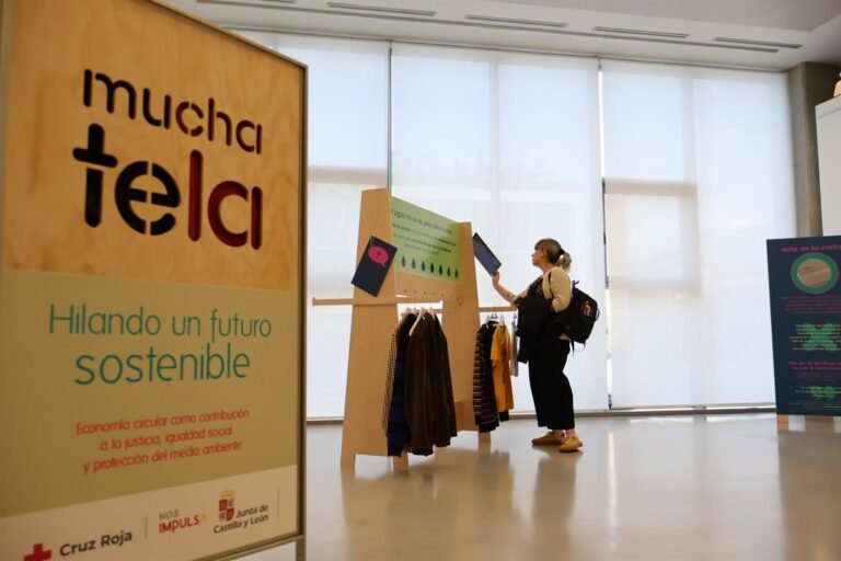 Cruz-Roja-sensibiliza-sobre-moda-rapida-en-Salamanca-con-exposicion.jpg