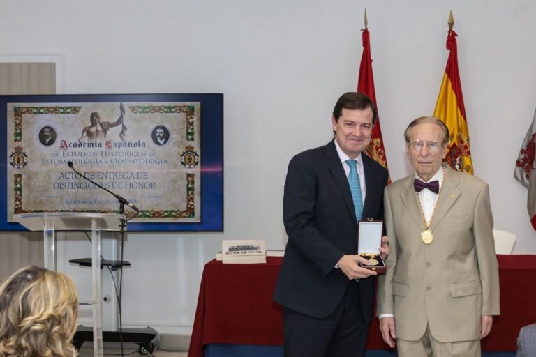 Alfonso-Fernandez-Manueco-destaca-la-vocacion-de-servicio-y-compromiso.jpg
